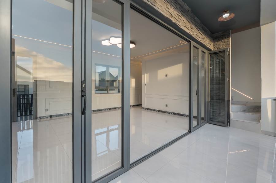 6 Bedroom Property for Sale in Sandown Western Cape